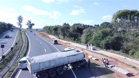 Caminhão Fica Atravessado E Provoca Lentidão No Trânsito Da Rodovia