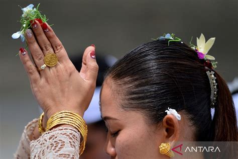 Hari Raya Kuningan Di Bali Antara News Bali