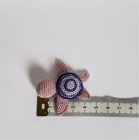 Tortue de mer rose reservé amigurumi avec attache pour porte clés