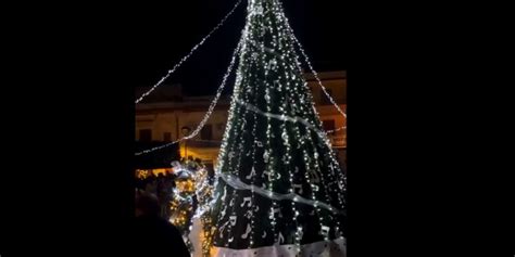 Balestrate Buio In Piazza Duomo Prima Di Accendere Lalbero Di Natale