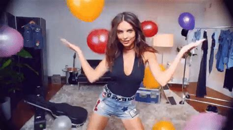 Emily Ratajkowski Gifs