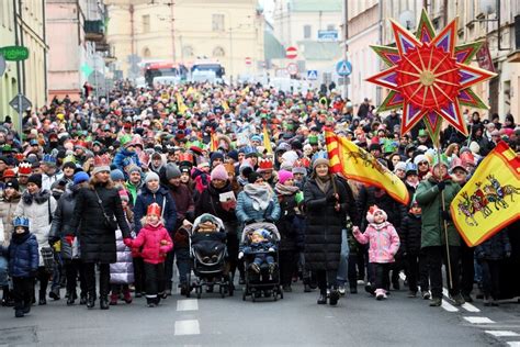 Orszaki Trzech Króli przejdą w sobotę ulicami 800 miast w kraju i poza