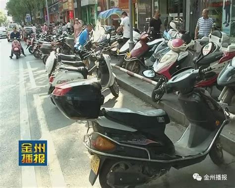 东西大街车辆乱停乱放 交警、城管联合执法