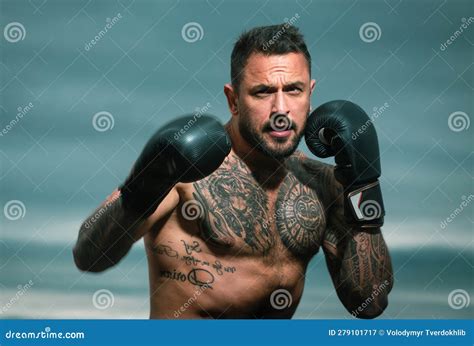 Retrato De Un Boxeador Hombre Fuerte Posando En Guantes De Boxeo