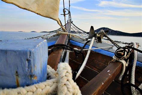 Le Bateau Voile Avec Les Cordes Normes Fait Avancer L Le Photo