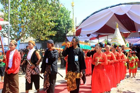 Larung Sesaji Pantai Tambakrejo Ritual Ini Merupakan Ungkapan Syukur