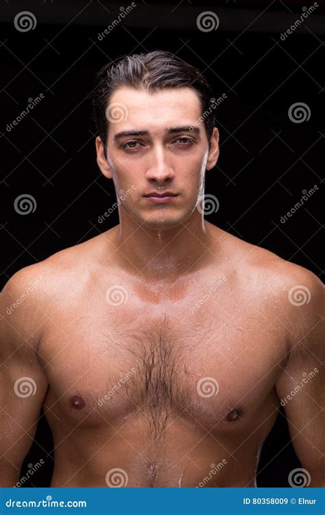 El Hombre Hermoso Muscular Rasgado En Fondo Negro Imagen De Archivo