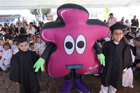 Entrega de certificados de preescolar a niños de las EBDIs Instituto