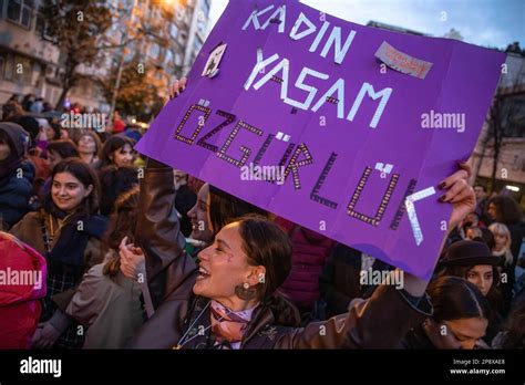 Istanbul Turquie 08 03 2023 Un manifestant tient un écriteau