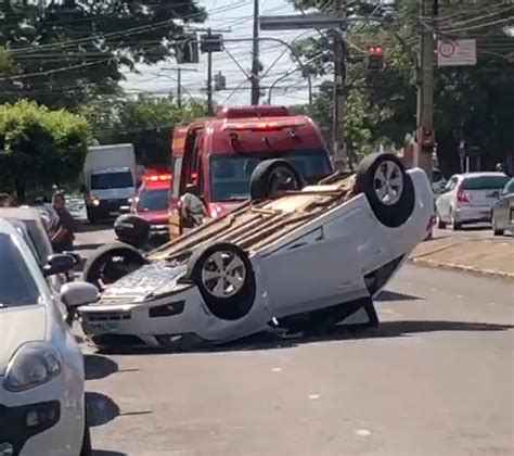 Motorista Perde O Controle Da Dire O E Carro Capota Na Avenida Manoel