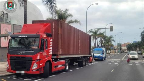 Las Palmas Gran Canaria Multa De Hasta 200 Euros A Un Camión Por Descargar Material En La