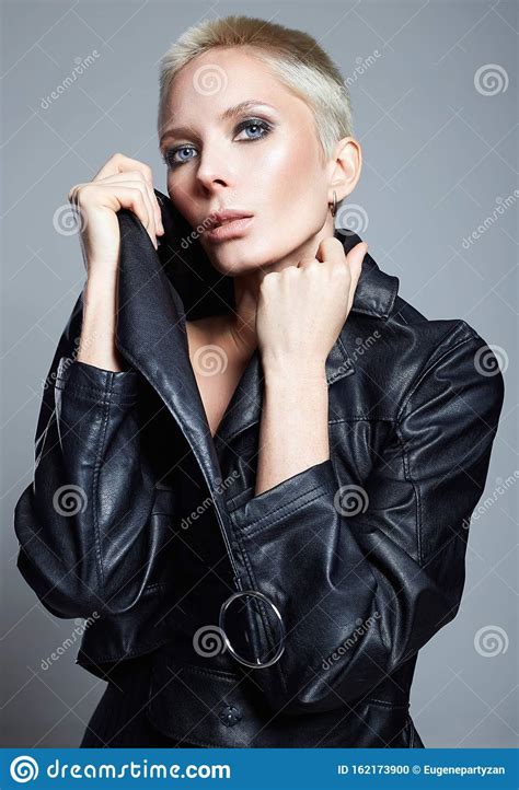 Mode Belle Femme Aux Cheveux Courts En Cuir Photo Stock Image Du