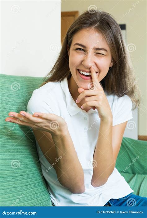 Fille Riante Avec Le Doigt Dans Le Nez Image Stock Image Du Mains