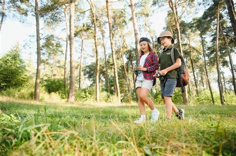 Niños exploradores en el bosque Foto Premium