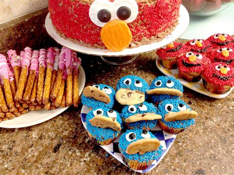 DIY Elmo and Cookie Monster Cupcakes | DIY Sesame Street Desserts