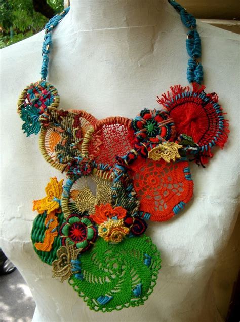 JOYERÍA TEXTIL on Pinterest Felt Necklace Fabric Necklace and