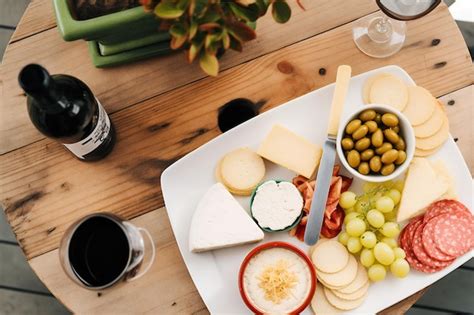 Una Mesa Con Diferentes Tipos De Queso Foto Premium