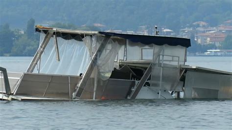 Lago Maggiore In Corso Le Operazioni Di Recupero Della Barca Affondata