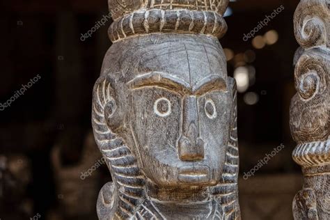 Estatua De Madera Antigua Balinesa En La Calle En Ubud Isla Bali