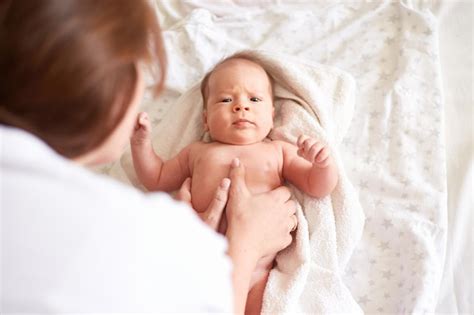 Madre Masajeando A Su Beb Reci N Nacido Retrato Casero Realista Foto