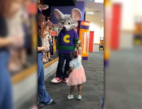 Chuck E Cheese Under Fire After Mascot Apparently Ignores Black