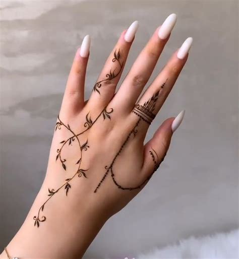 Henna nel 2024 Idee per tatuaggi Tatuaggi con henna Tatuaggio henné