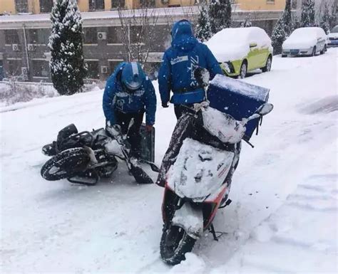 外卖小哥雪中摔倒，一瘸一拐坚持送餐，说出的话让人飙泪！ 知乎