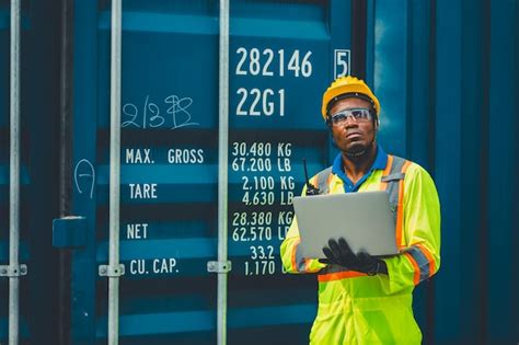 Trabajador Portuario Africano Controla La Carga De Contenedores De