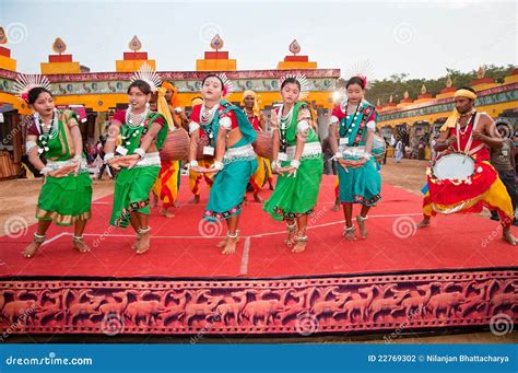 Indian tribal dance editorial photography. Image of asia - 22769302