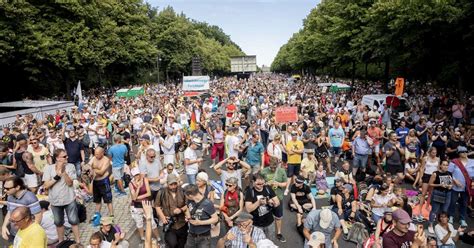 Milhares Protestam Contra Restri Es Pela Covid Em Berlim