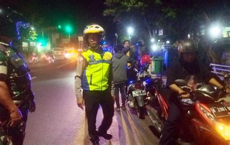 Asyik Nongkrong Pemotor Parkir Sembarangan Di Jalan Suroyo Jalan Polisi