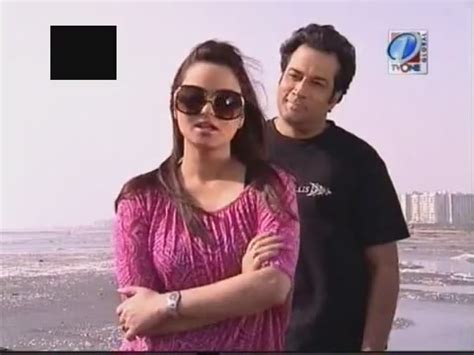 Pakistani Television Captures And Hot Models Javaria Abbasi Cute And Cleavage Visible