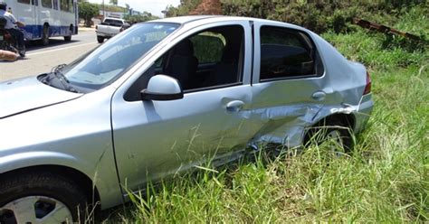 G1 Três carros e um ônibus se envolvem em acidente em Muriaé