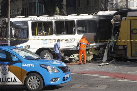 Dezesseis pessoas ficam feridas em acidente entre ônibus e VLT no