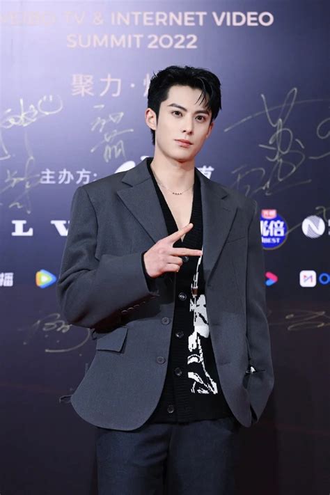 2 khung hình hot nhất Cbiz đêm qua Thái tử Cbiz Trần Phi Vũ đọ sắc Nguyệt tôn Vương Hạc Đệ