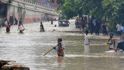 Delhi Floods Schools Colleges Non Essential Government Offices Shut