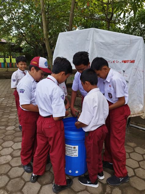 Mengolah Sampah Daun Menjadi Kompos