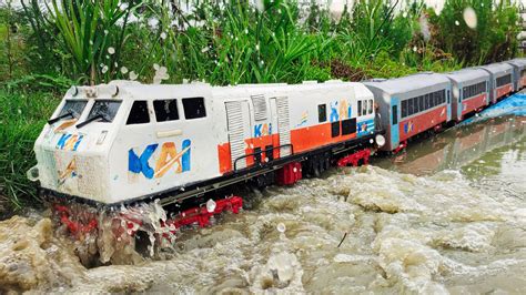 Keret Api Melewati Banjir Truk Oleng Jatuh Ke Sungai Di Pinggir Rel