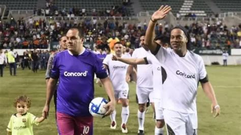 El Equipo De Cuauht Moc Blanco Venci Al De Ronaldinho En Partido