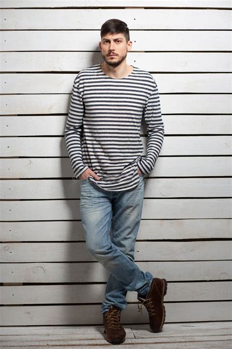 Attraktive Junge Brunette Posieren Im Studio Stockfoto Bild Von Kaukasisch Stattlich 159376474