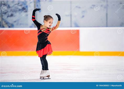 Patinadora Art Stica De Ni As Con Traje De Raya Rosa Claro Con Patines