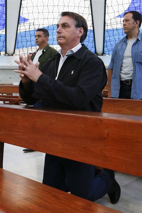 Bolsonaro Visita Catedral De Brasília Ajoelha Se E Faz Oração