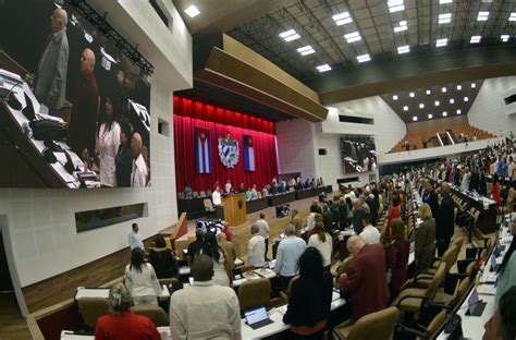 Asamblea Nacional de Cuba rinde homenaje póstumo al máximo dirigente