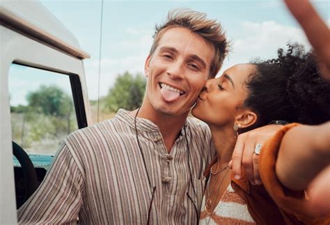 Beijo De Selfie E Casal Tirando Uma Foto Em Uma Viagem Se Divertindo Em