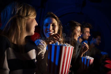 Grupo De Amigos En El Cine Foto De Archivo Imagen De Muchacha 61549226