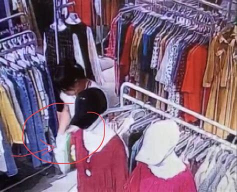 尴尬！女子连偷三家服装店均被监控拍下 河南一百度