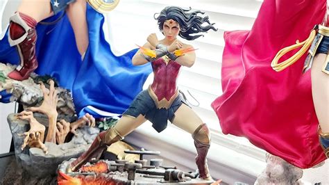 Unboxing Sideshow Collectibles Wonder Woman Saving The Day Premium