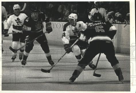press photo milwaukee hockeys peter deboer brings puck