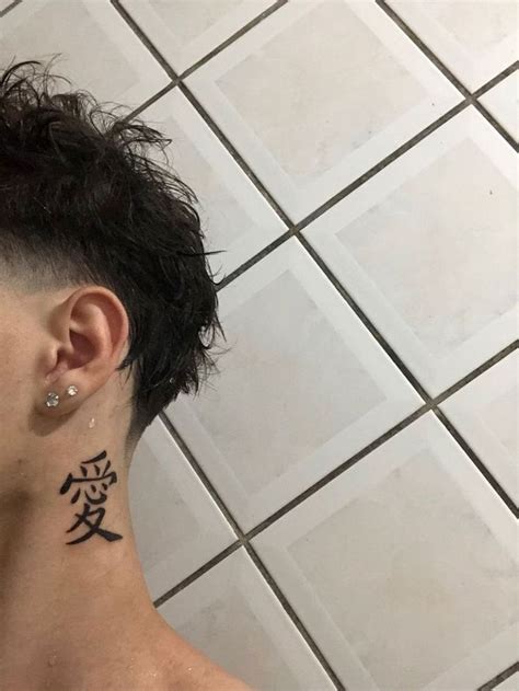 Pin de Telles em man Tatuagem no pescoço masculino Tatuagem no