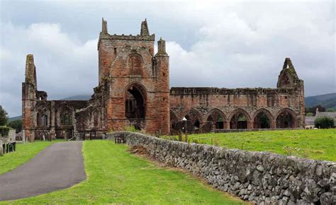 Sweetheart Abbey: Cistercian abbey in Scotland - Truly Edinburgh